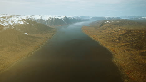 Norwegen-Fjord-Spiegelung-Im-Klaren-Wasser