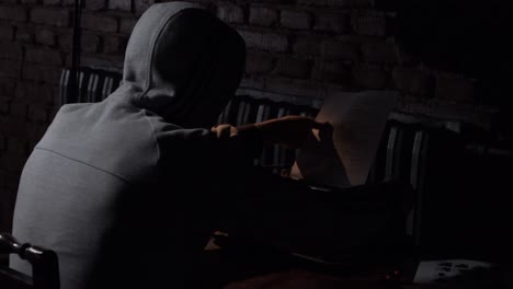 persona escribiendo en una máquina de escribir en una habitación oscura