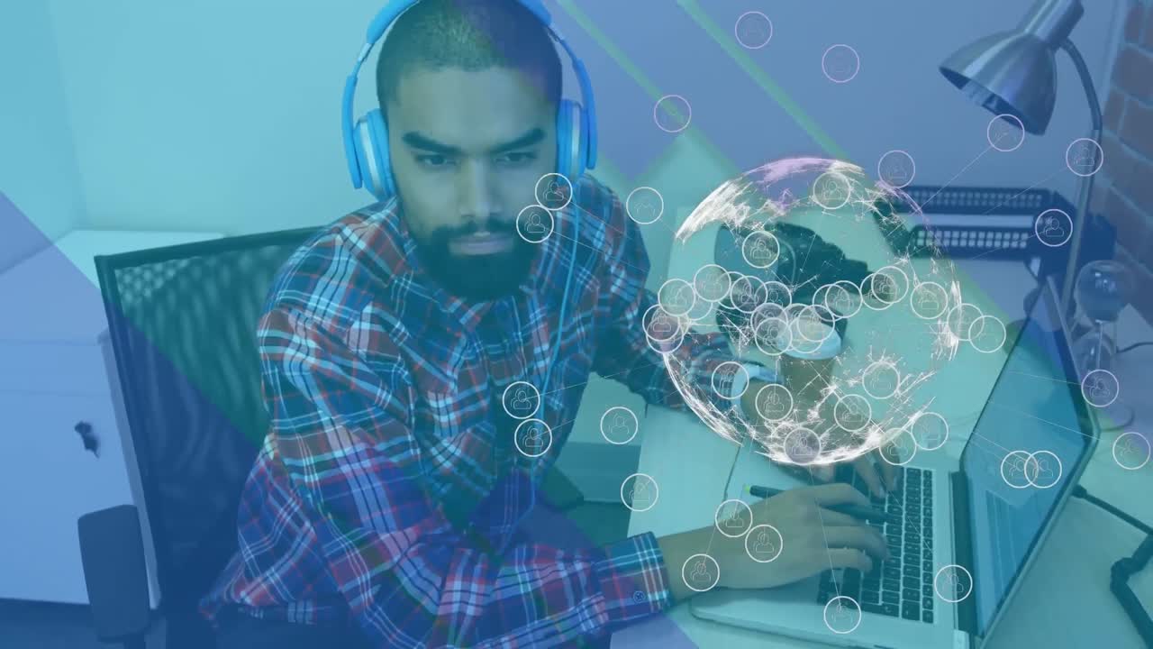 animación del globo con una red de conexiones a través de un hombre de negocios que usa una computadora portátil en la oficina