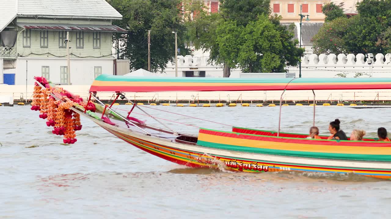 el barco vibrante viaja más allá de la arquitectura histórica de bangkok