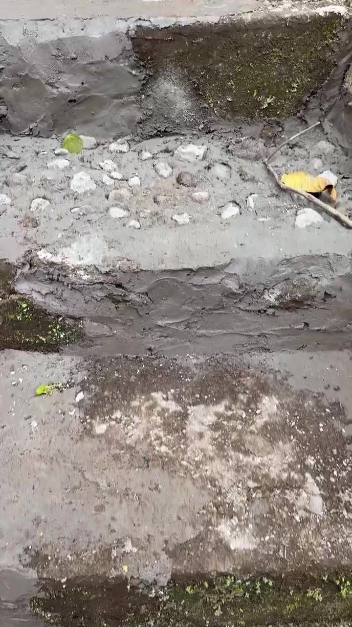 Nahaufnahme von verwitterten Beton-Außentreppen