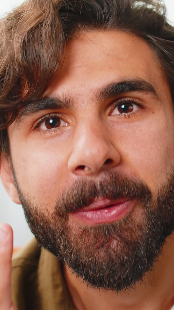 Uomo arabo eccitato sorpreso scioccato dall'improvvisa vittoria buone notizie di vittoria festeggiando wow reazione