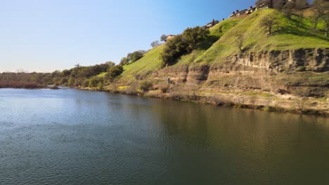 Mit-Einer-Drohne-Links-über-Wasser-Abbiegen