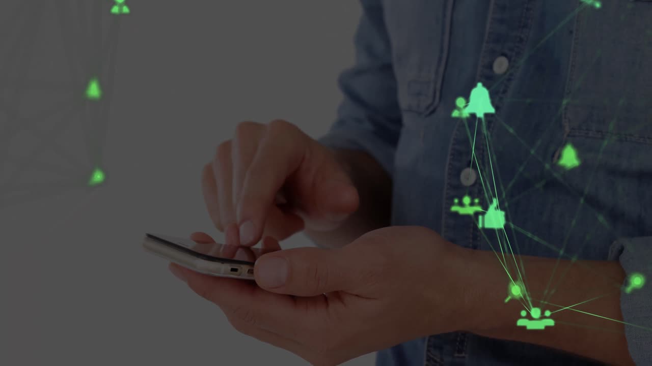 animación de la red de conexiones sobre las manos de un empresario caucásico usando un teléfono inteligente