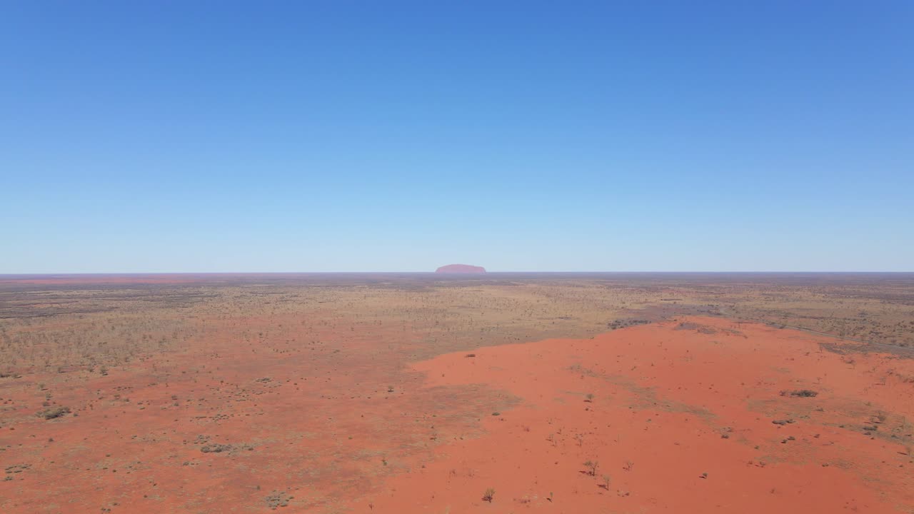 울룰루 근처의 외딴 사막 아웃백 풍경, 호주 노던 테리토리의 에어즈 록
