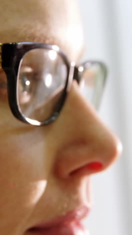 primer plano de una cliente probando gafas