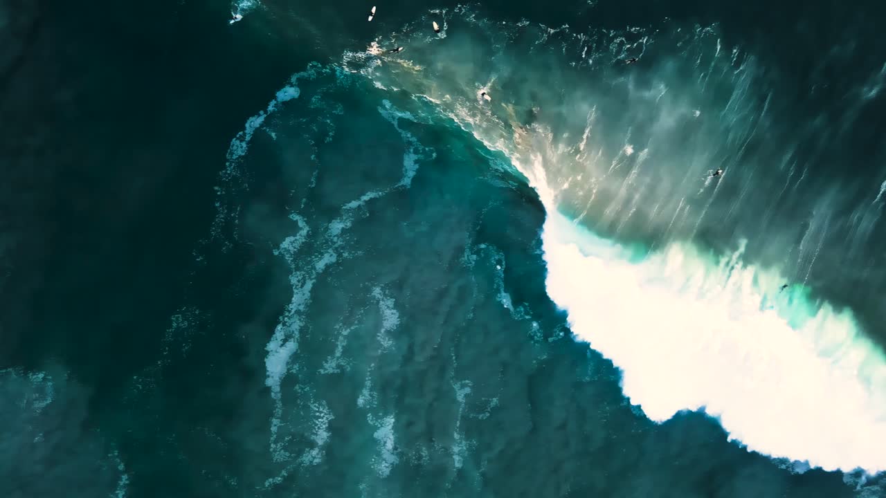 olas azul oscuro y verde rompiendo