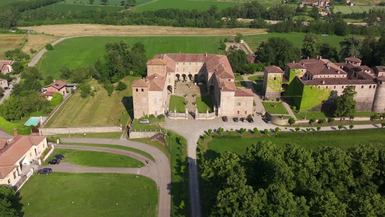 İtalya'nın Piacenza ilindeki Agazzano Kalesi'nin havadan alçalan görünümü.