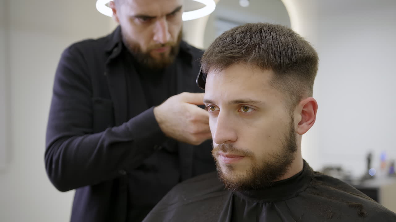 un hombre se corta el cabello en una barbería.