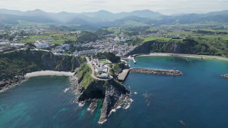 스페인 아스투리아스 (asturias) 의 해안 마을인 르카 (lulaca) - aerial 4k
