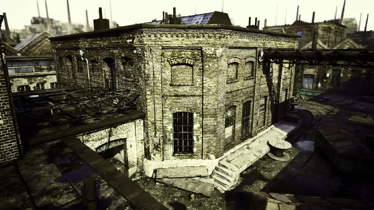 성격이 있는 역사적인 도시 환경에 있는 버려진 산업 건물