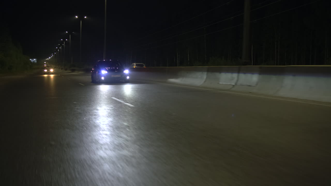 은 고속도로에서 밤 운전