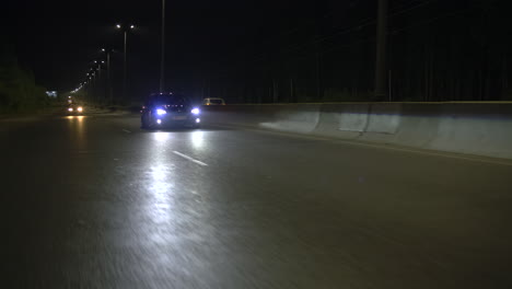 conducción nocturna en una autopista mojada