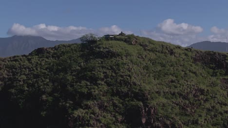 Vista-Descendente-Del-Pastillero-Maili-En-El-Lado-Oeste-De-Oahu-En-Un-Día-Soleado