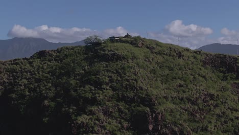 Absteigender-Blick-Auf-Den-Maili-Pillenkasten-Auf-Der-Westseite-Von-Oahu-An-Einem-Sonnigen-Tag