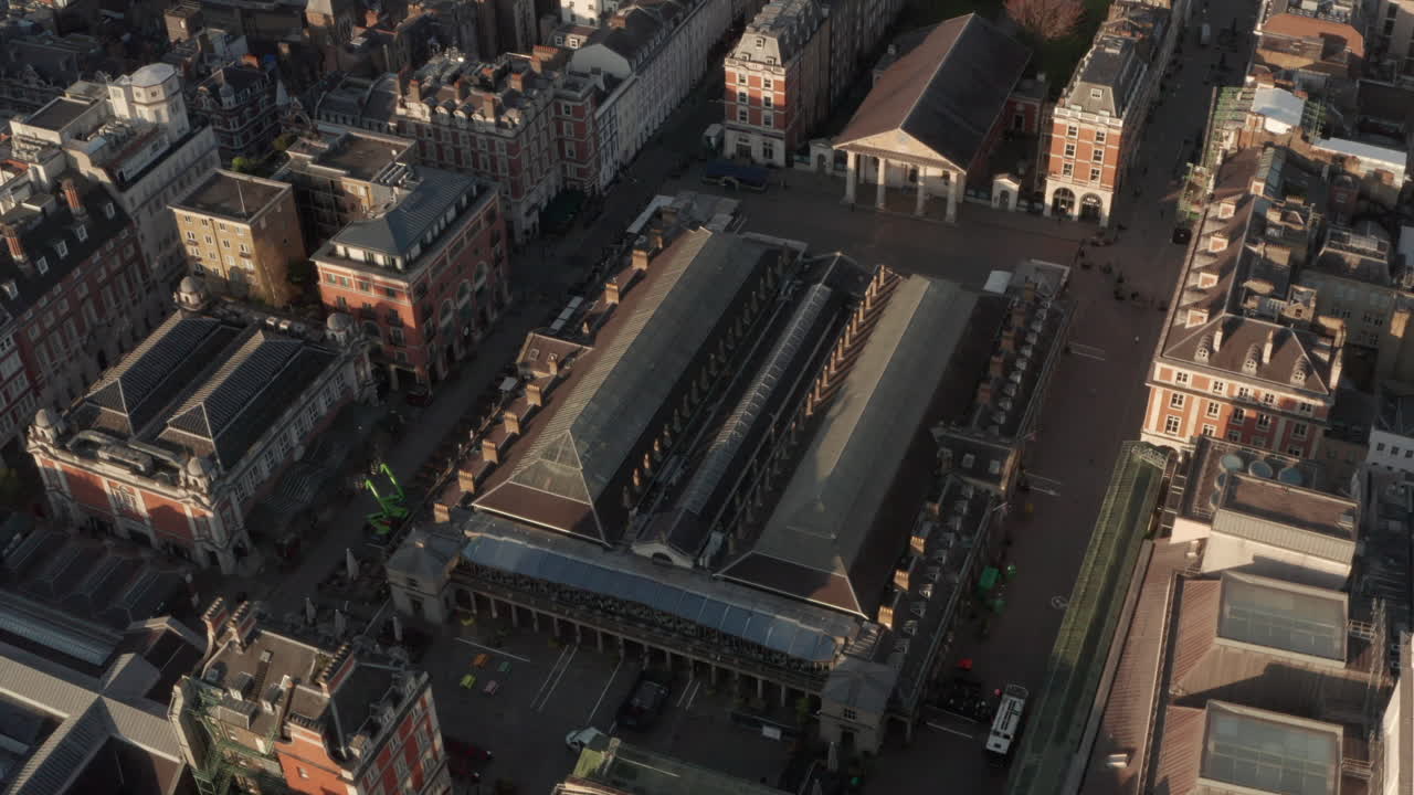 Panorering opp avslører et luftfoto over Covent Garden, London