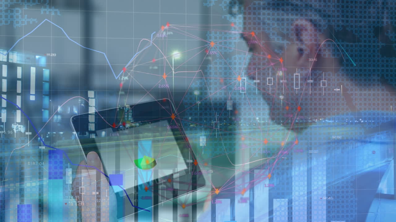 procesamiento de datos sobre empresario caucásico usando tableta digital contra el tráfico nocturno de la ciudad