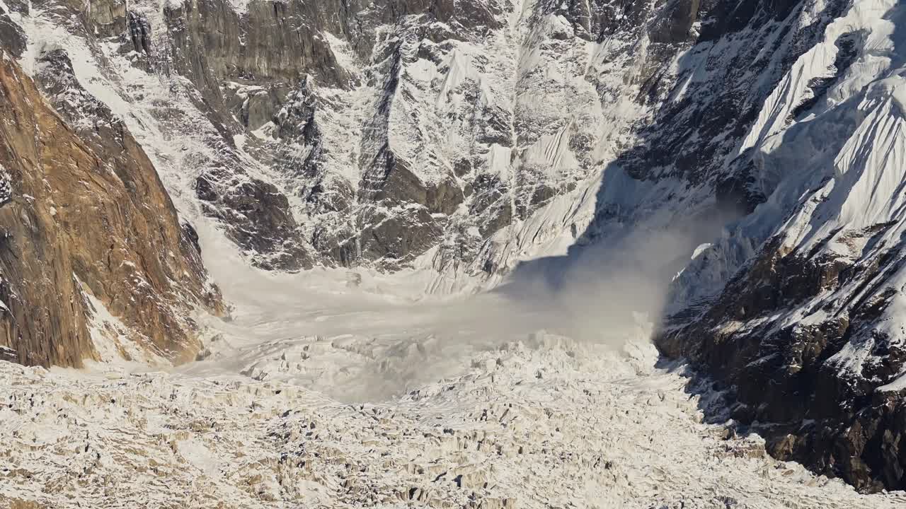 гималайские горы лавина в непале, горный хребет аннапурна снежный зимний пейзаж пейзаж лавины, падающей с горы с ледника в красивой драматической опасной сцене