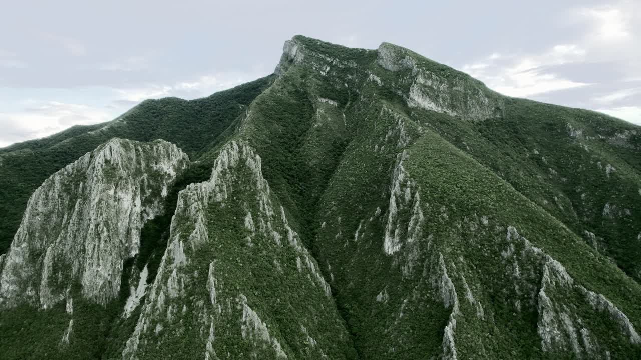 cerro de la silla tarde nublada monterrey nuevo leon mexico verano vuelo dron
