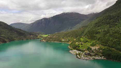 prachtige natuur noorwegen natuurlijk landschap lovatnet meer.