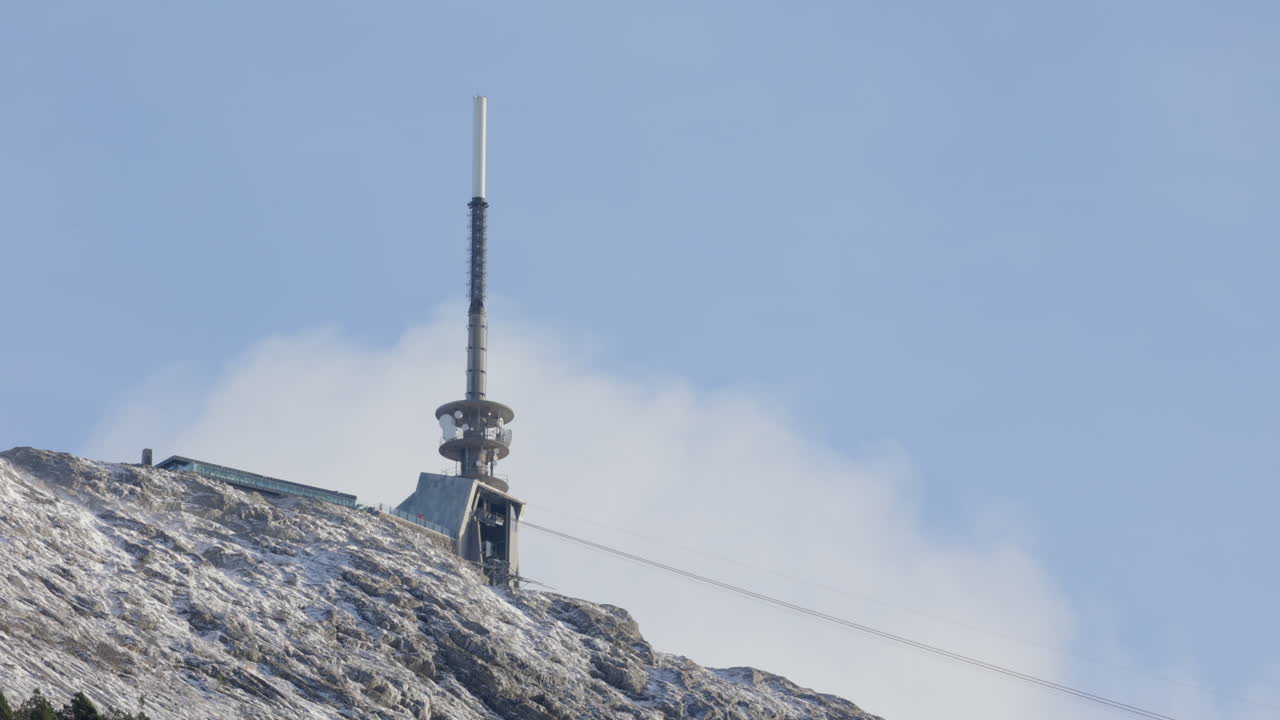 은 겨울 날 베르겐의 울리켄 산 정상에 있는 tv 타워의 아름다운 풍경