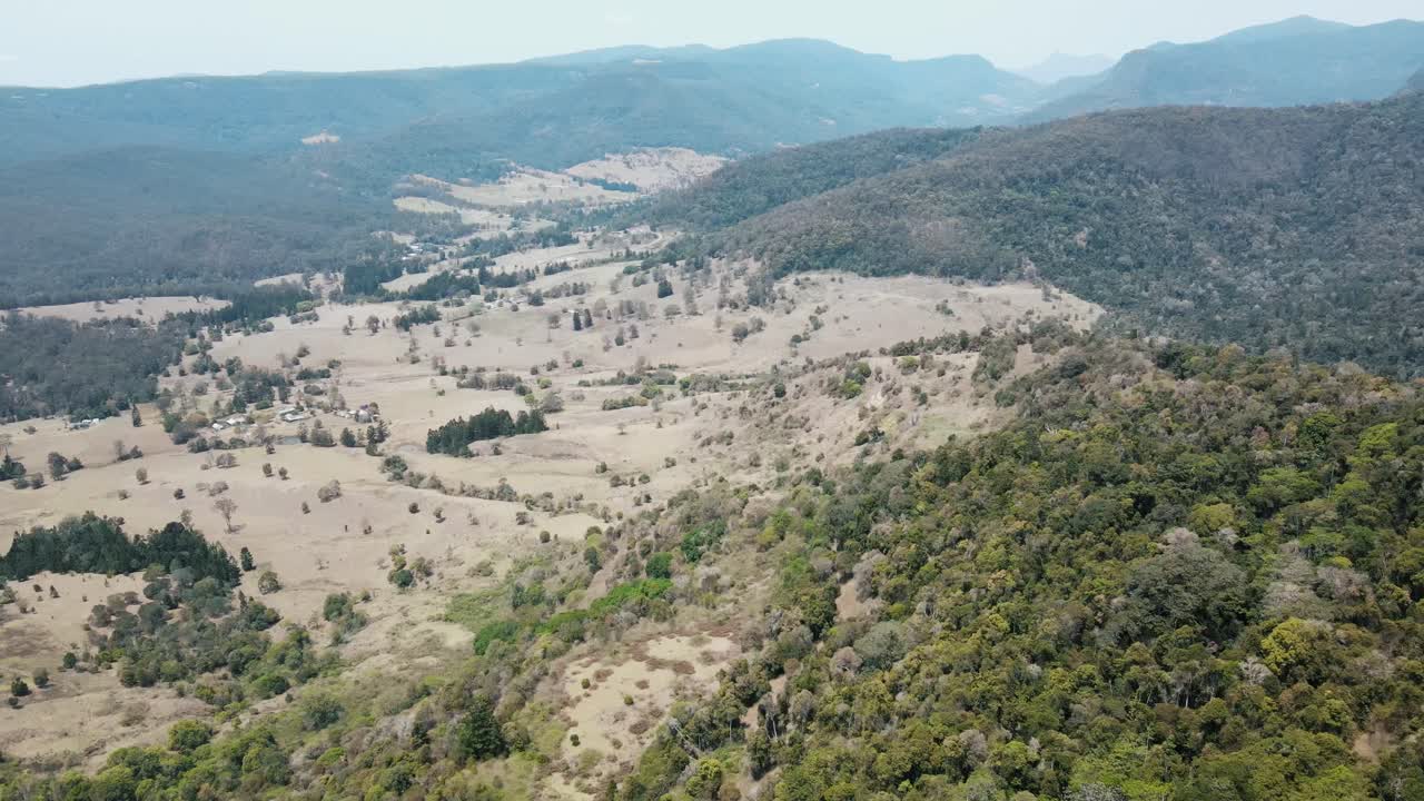 avión no tripulado aéreo sobre un paisaje de montaña australiano con casas