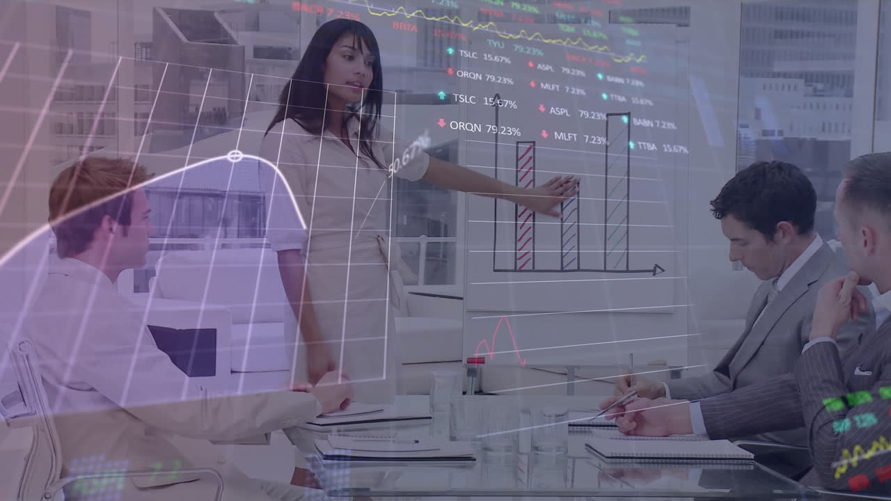 animación del procesamiento de datos del mercado de valores sobre una mujer biracial dando una presentación en la oficina.