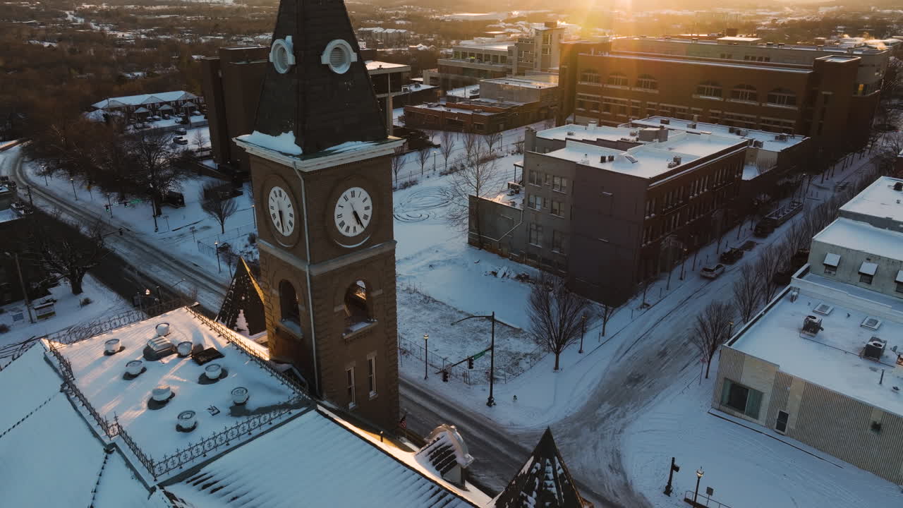 fayetteville, arkansas al atardecer durante el invierno con la histórica torre del reloj del juzgado del condado de washington