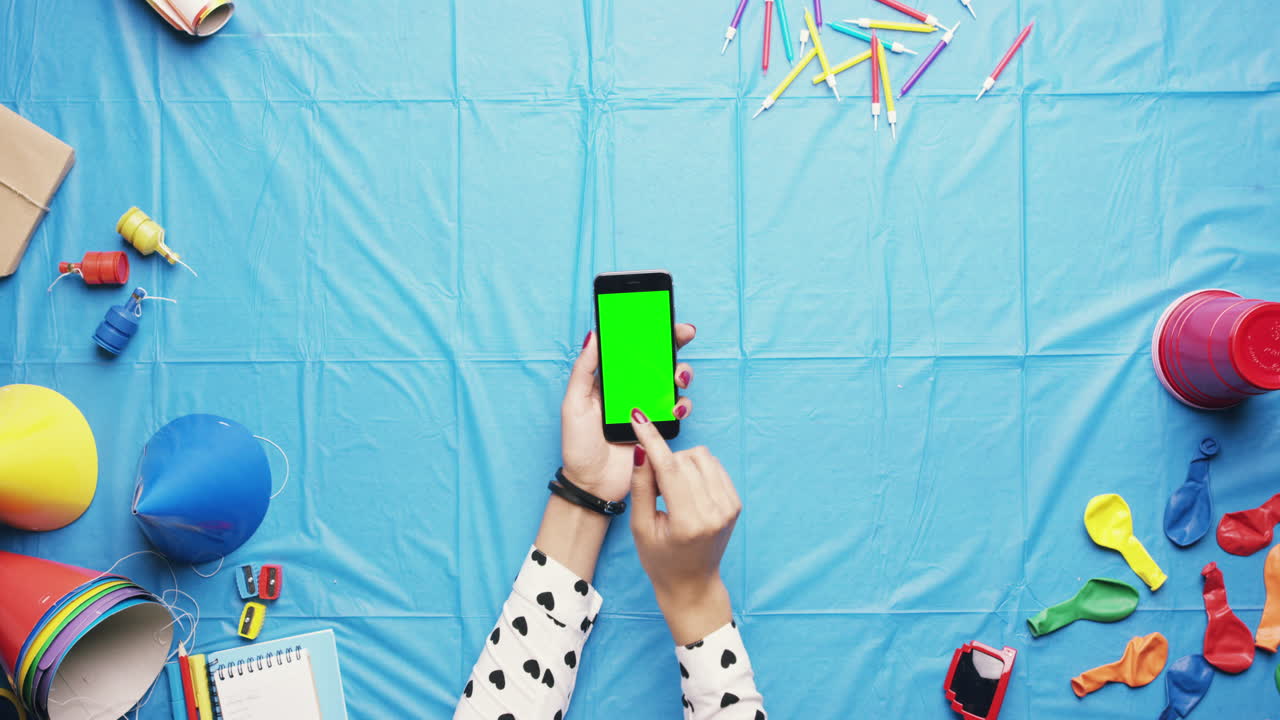 vista superior mujer planeando fiesta de cumpleaños usando teléfono móvil pantalla táctil digital manos multicolores desde arriba - dragón épico rojo