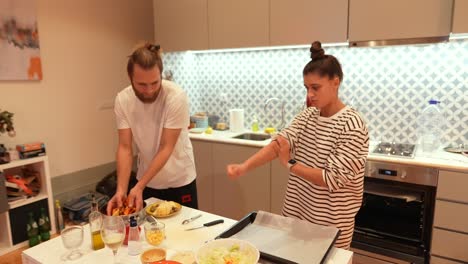 una pareja cocinando juntos.