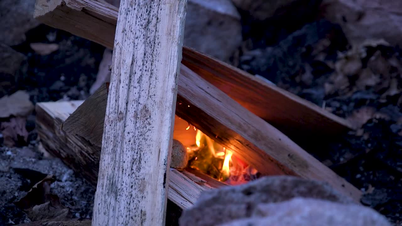 작은 모닥불 굽기의 느린 팬