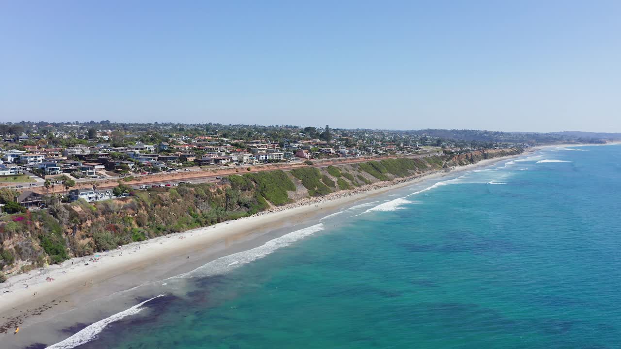 캘리포니아의 여름날 해안 도시와 모래 해변의 공중 전망