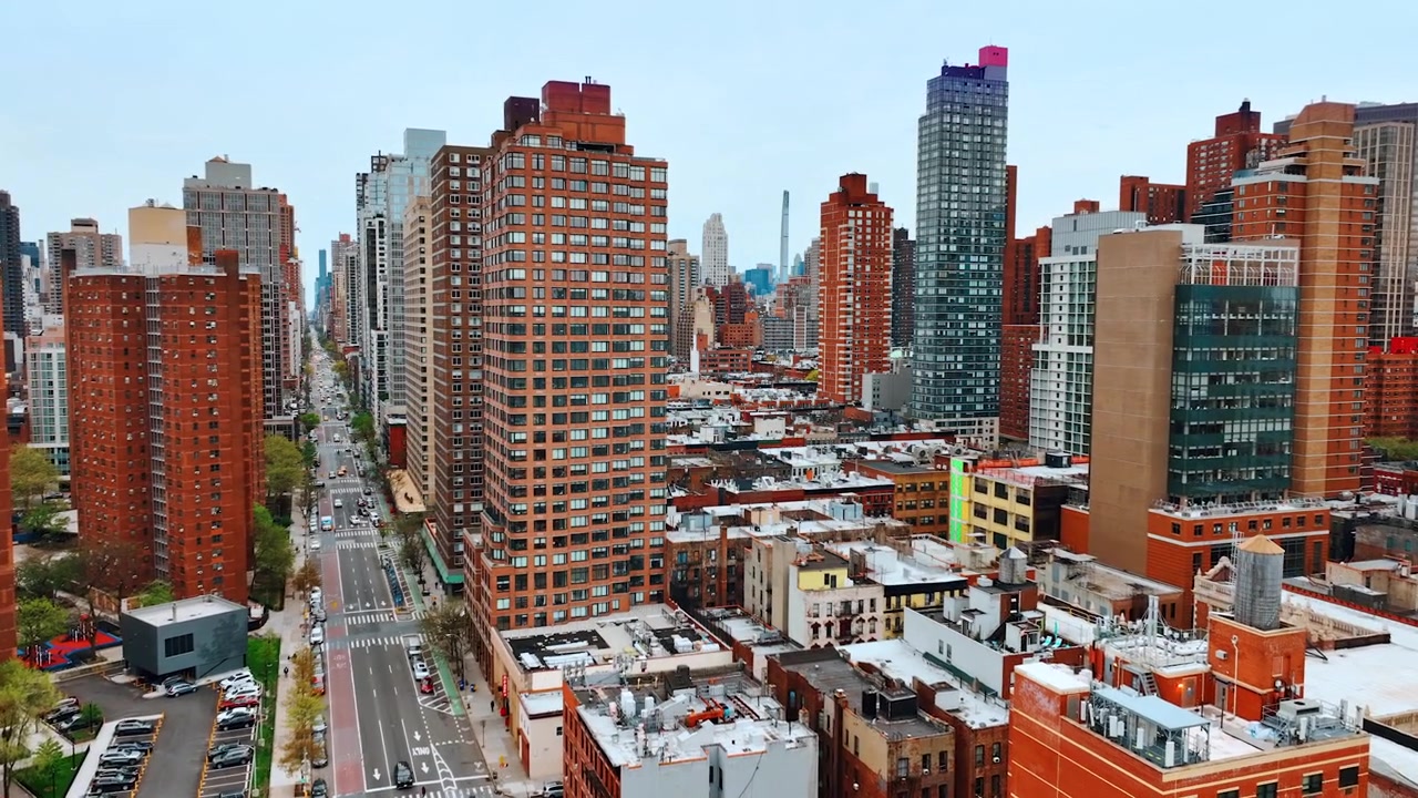 En af gaderne med mange biler i New York, USA om dagen. Nærmer sig byens højhuse.