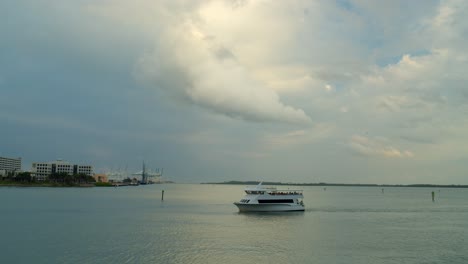 Weiße-Yacht-Kreuzt-Auf-Dem-Wasser-In-Miami,-Florida,-Unter-Wunderschönen-Wolken