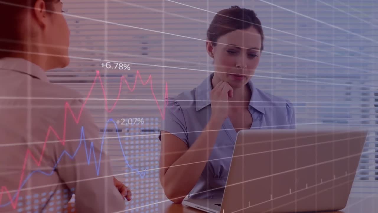 animación del procesamiento de datos estadísticos sobre dos mujeres de negocios caucásicas discutiendo en la oficina
