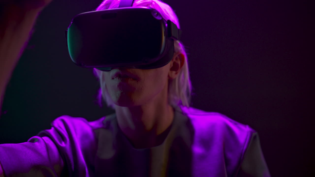 metaverse man vr occhiali che giocano a videogiochi da vicino. giovane che analizza il mondo 3d