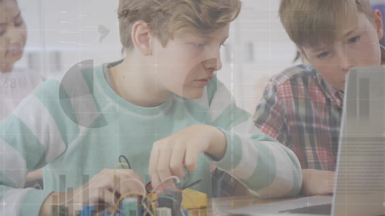 animación del procesamiento de datos en diversos estudiantes que usan computadoras portátiles