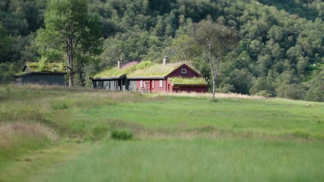 Casas-Tradicionales-Con-Techo-De-Césped-Se-Encuentran-En-Las-Estribaciones-De-Las-Montañas