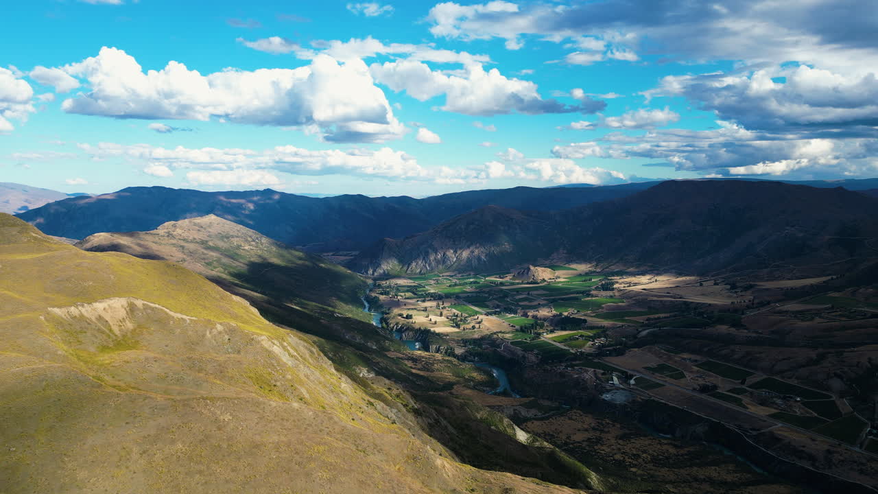 aérea sobre los valles cerca de cromwell en el centro de otago, isla del sur, nueva zelanda