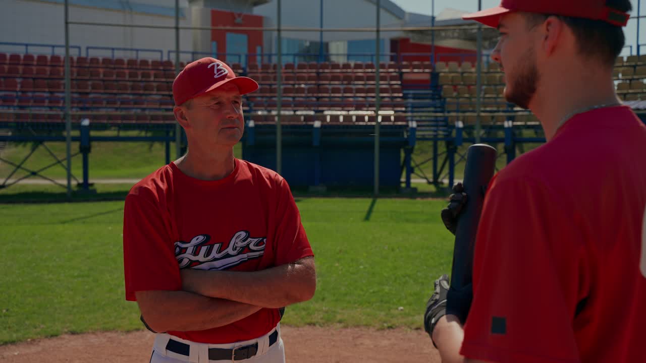 Squadra di baseball in campo con l'allenatore