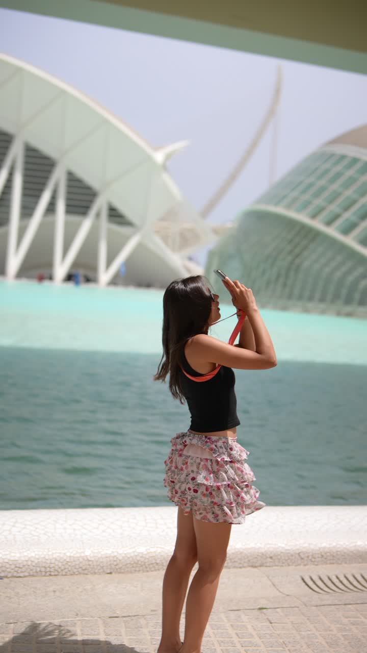 도시 공원에서 사진을 찍는 젊은 여성