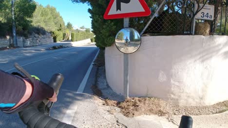 Reflexión-Ciclista-Sobre-Una-Vuelta-De-Entrenamiento-En-La-Vuelta-A-Calpe-España