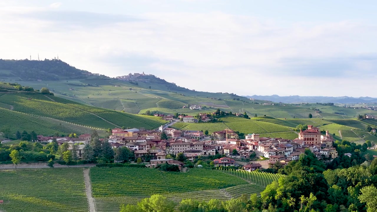 Vista panorámica de un pueblo pintoresco y viñedos en la campiña italiana