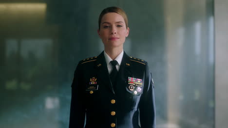 mujer en uniforme militar