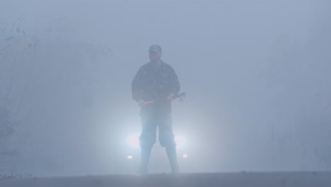un asesino con un hacha ensangrentada en un camino forestal se encuentra a la luz de los faros de los autos espeluznante escena del crimen