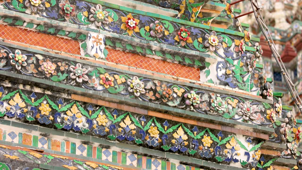 다채로운 사원 모자이크와 조각품의 클로즈업