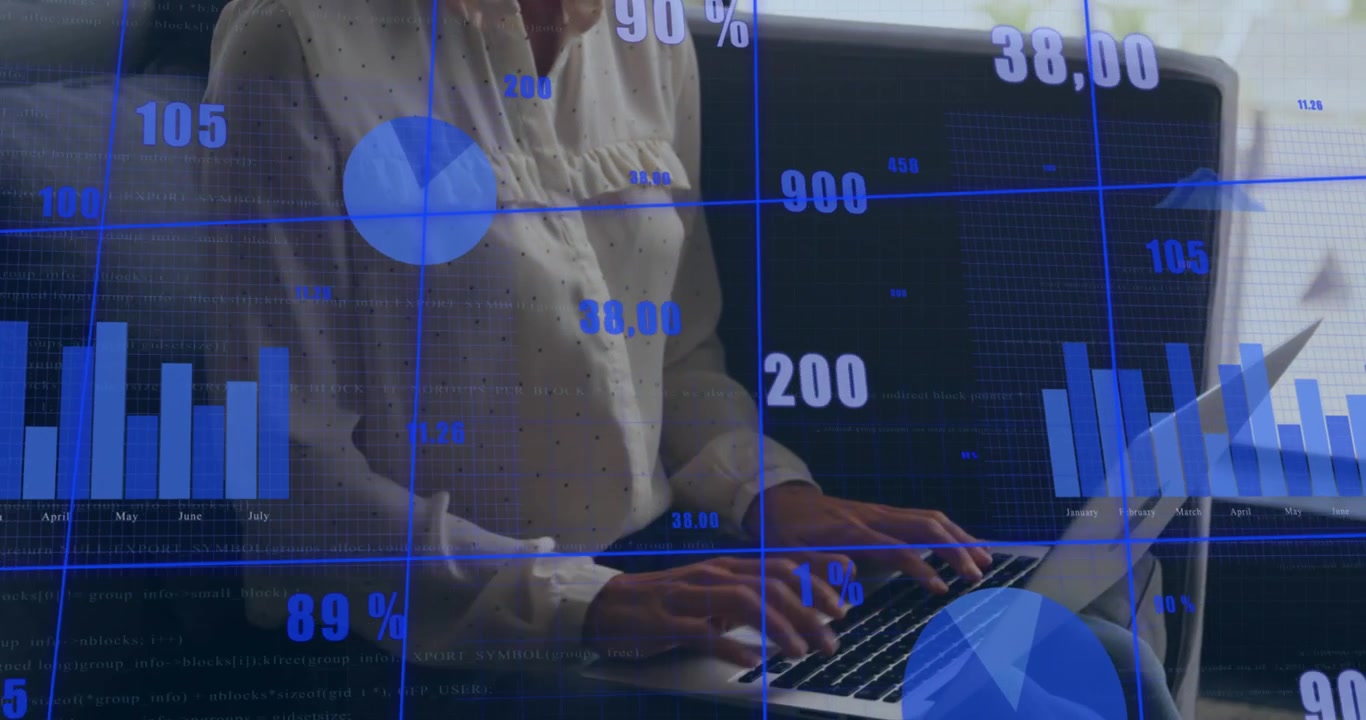 Animación de procesamiento de datos sobre una empresaria caucásica usando una laptop en la oficina
