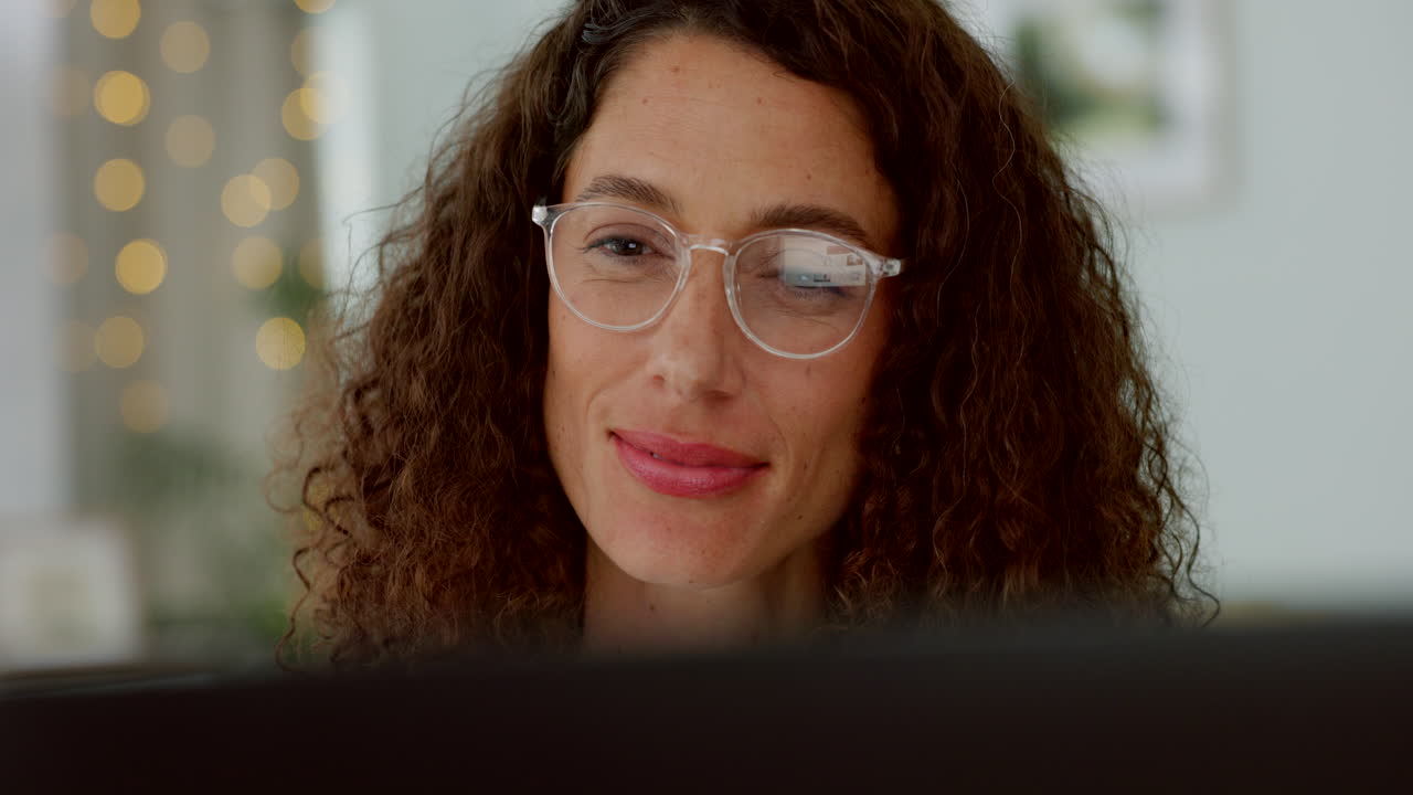 mujer de negocios, portátil y gafas para leer