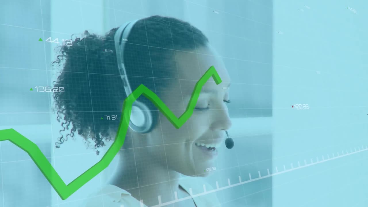 animación de procesamiento de datos estadísticos sobre feliz mujer afroamericana hablando en auriculares de teléfono