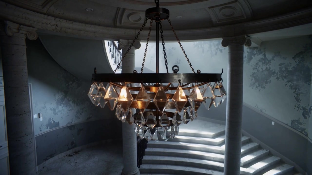 Panoramica della telecamera che rivela un lampadario di cristallo che cattura la luce calda in una rotonda, mostrando intonaco scrostato.